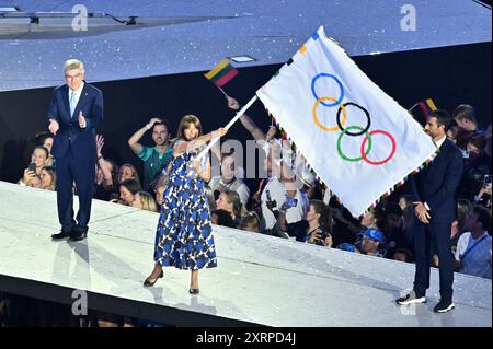Paris, USA. August 2024. Anne Hidalgo, Bürgermeisterin von Paris (C) schwingt die Olympische Flagge neben Thomas Bach (L), Präsident des Internationalen Olympischen Komitees, und Tony Estanguet (R), Präsident des Pariser Organisationskomitees 2024, während der Abschlusszeremonie der Olympischen Sommerspiele 2024 im Stade de France, 11. August 2024, Paris, Frankreich. (Foto: Anthony Behar/SIPA USA) Credit: SIPA USA/Alamy Live News Stockfoto