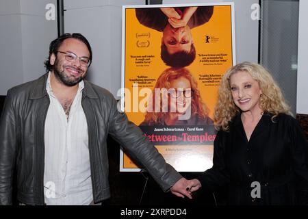 Los Angeles, USA. August 2024. Regisseur - Nathan Silver und die legendäre Schauspielerin Carol Kane vor ihrem Comedy-Filmposter „Zwischen den Tempeln“. Vorführung im Museum of Tolerance, Los Angeles, CA. Credit: Todd Felderstein/Alamy Live News Stockfoto