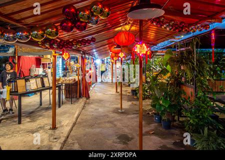 Überdachter Pfad zum JJ Garden Food Court in Tanjung Bungah, Penang, Malaysia, dekoriert mit roten chinesischen Laternen. Stockfoto