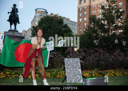 AMAD Mahbub, ein Künstler aus Bangladesch, hält eine Rede, während die Bangladeschische Gemeinde am 11. August 2024 eine Mahnwache bei Kerzenlicht am McPherson Square, Washington DC, USA, hält. um den Märtyrern zu gedenken, die in der Quotenbewegung in Bangladesch sterben. Nach Massentötungen durch die Strafverfolgungsbehörde verwandelte sich die Quotenbewegung in einen regierungsfeindlichen Protest, der zu einem Aufstand führte, der die 15-jährige autoritäre Herrschaft von Scheich Hasina beendete. Quelle: Aashish Kiphayet/Alamy Live News Stockfoto