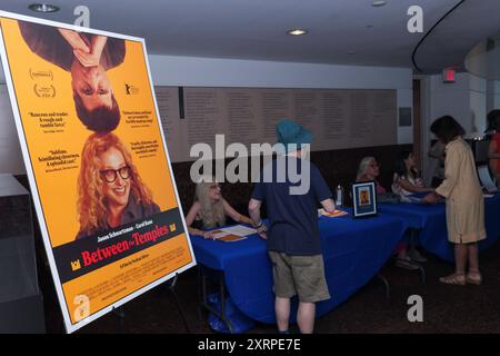 Los Angeles, USA. August 2024. Freiwillige begrüßen die Gäste beim Betreten des Peltz-Theaters im Museum of Tolerance LA zur Vorführung der Komödie „Zwischen den Tempeln“. Quelle: Todd Felderstein/Alamy Live News Stockfoto