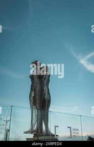 Batumi, Adjara, Georgia – 22. September 2023: Nino and Ali ist eine Stahlskulptur von Tamara Kvezitadze, 2007, in Batumi, Georgia. Stockfoto