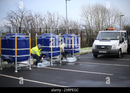 Aktenfoto vom 01/15 über die Verteilung von Wasser an die Öffentlichkeit aus temporären Tanks an der Killen Primary School in Killen, Co Tyrone. Umweltminister Steve Reed sagte, dass die Regierung hofft, „die Zerstörung unserer Wasserstraßen zu ändern“, indem sie Vorschläge unterbreitet, die den Betrag der Kostenerstattung erhöhen, auf die Kunden gesetzlich Anspruch haben, wenn die Wasserunternehmen die Standards nicht einhalten. Ausgabedatum: Montag, 12. August 2024. Stockfoto