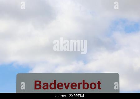 Blick am Sonntag 11.08.2024 am See von Alt Pannekow Landkreis Rostock auf ein Schild mit der Aufschrift Badeverbot. Auf den See haben sich in den zurückliegenden Jahrzehnten verschiedene Umweltfaktoren ausgewirkt, die zu einer Verschlechterung der Gewässergüte geführt haben. Daher wurde der See von 2010 bis 2013 grundlegend saniert. Dabei werden unter anderem zwei große Bereiche entschlammt und damit Nährstoffe aus dem See entfernt. Die Sanierung des Sees wurde dabei dabei seinerzeit aus Mitteln der EU und des Landes zu 100% finanziert. Dahingehend hatte sich der See inzwischen zu einem beliebten Ba Stockfoto