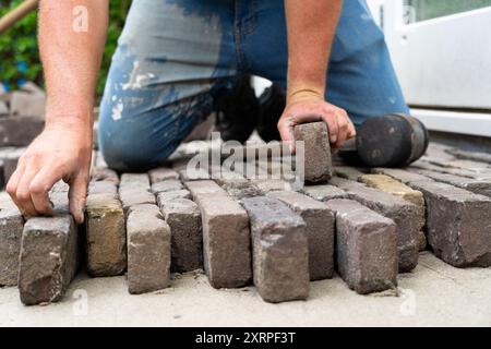 ANSCHAULICH: Ein Mann baut eine Straße in seinem Garten. ANP / Hollandse Hoogte / Dylan Nieuwland niederlande Out - belgien Out Stockfoto