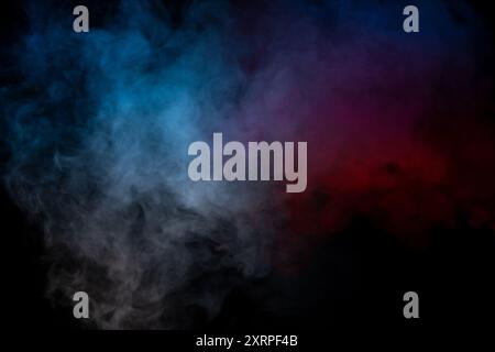 Lila und blauer Dampf auf schwarzem Hintergrund. Speicherplatz kopieren. Stockfoto