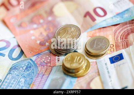 Norden, Deutschland. August 2024. Münzen und Euro-Banknoten, die am 11.08.2024 auf einem Tisch liegen. Quelle: Matthias Balk/dpa/Alamy Live News Stockfoto