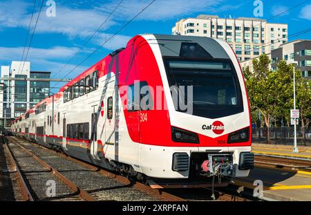 San Francisco, Kalifornien - 10. August 2024: Einweihung neuer Elektrozüge am Bahnhof San Francisco. Die Stadler KISS-EmUs haben ihren Betrieb auf aufgenommen Stockfoto