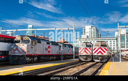 San Francisco, Kalifornien - 10. August 2024: Alte Caltrain-Diesellokomotiven am Bahnhof San Francisco bei der Einweihung neuer Elektrozüge Stockfoto