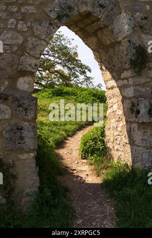 Die Hügelruine einer Festung aus dem 11. Jahrhundert, château de Hohenurach, Burgruine Hohenurach, Festung auf einem Hügel in Bad Urach, Schloss in Baden-Wür Stockfoto