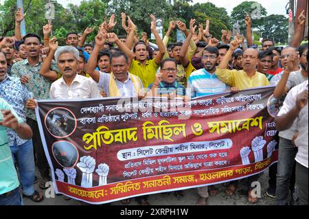 Sylhet, Bangladesch. August 2024. Mitglieder der Hindu-Gemeinde in Bangladesch protestieren gegen die Angriffe auf Häuser, Tempel und Geschäfte in verschiedenen Teilen des Landes, nachdem der ehemalige Premierminister Scheich Hasina zurückgetreten und aus dem Land geflohen war, während gewaltsamer Proteste gegen das Arbeitsplatzquotensystem der Regierung. Die Prozession begann in den Räumlichkeiten der religiösen Organisation ISKCON und endete in den zentralen Räumlichkeiten von Sylhet Shaheed Minar. Stockfoto