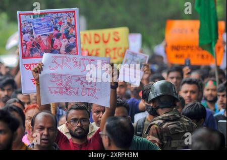 Sylhet, Bangladesch. August 2024. Mitglieder der Hindu-Gemeinde in Bangladesch protestieren gegen die Angriffe auf Häuser, Tempel und Geschäfte in verschiedenen Teilen des Landes, nachdem der ehemalige Premierminister Scheich Hasina zurückgetreten und aus dem Land geflohen war, während gewaltsamer Proteste gegen das Arbeitsplatzquotensystem der Regierung. Die Prozession begann in den Räumlichkeiten der religiösen Organisation ISKCON und endete in den zentralen Räumlichkeiten von Sylhet Shaheed Minar. Stockfoto