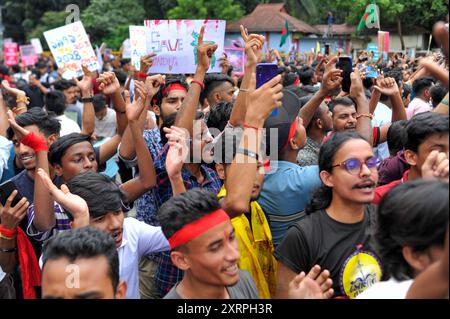 Sylhet, Bangladesch. August 2024. Mitglieder der Hindu-Gemeinde in Bangladesch protestieren gegen die Angriffe auf Häuser, Tempel und Geschäfte in verschiedenen Teilen des Landes, nachdem der ehemalige Premierminister Scheich Hasina zurückgetreten und aus dem Land geflohen war, während gewaltsamer Proteste gegen das Arbeitsplatzquotensystem der Regierung. Die Prozession begann in den Räumlichkeiten der religiösen Organisation ISKCON und endete in den zentralen Räumlichkeiten von Sylhet Shaheed Minar. Stockfoto