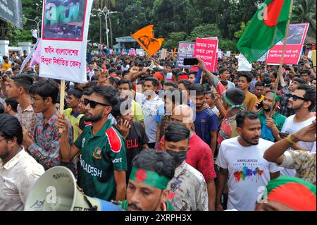 Sylhet, Bangladesch. August 2024. Mitglieder der Hindu-Gemeinde in Bangladesch protestieren gegen die Angriffe auf Häuser, Tempel und Geschäfte in verschiedenen Teilen des Landes, nachdem der ehemalige Premierminister Scheich Hasina zurückgetreten und aus dem Land geflohen war, während gewaltsamer Proteste gegen das Arbeitsplatzquotensystem der Regierung. Die Prozession begann in den Räumlichkeiten der religiösen Organisation ISKCON und endete in den zentralen Räumlichkeiten von Sylhet Shaheed Minar. Stockfoto