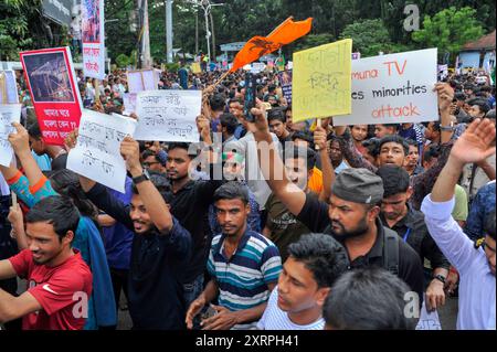 Sylhet, Bangladesch. August 2024. Mitglieder der Hindu-Gemeinde in Bangladesch protestieren gegen die Angriffe auf Häuser, Tempel und Geschäfte in verschiedenen Teilen des Landes, nachdem der ehemalige Premierminister Scheich Hasina zurückgetreten und aus dem Land geflohen war, während gewaltsamer Proteste gegen das Arbeitsplatzquotensystem der Regierung. Die Prozession begann in den Räumlichkeiten der religiösen Organisation ISKCON und endete in den zentralen Räumlichkeiten von Sylhet Shaheed Minar. Stockfoto