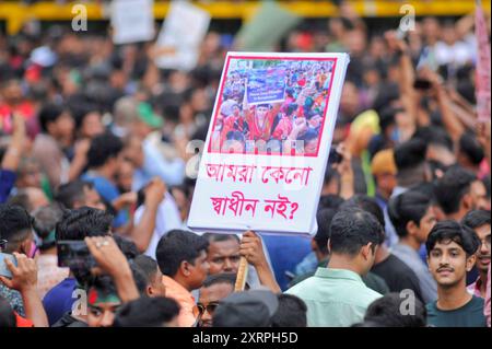 Sylhet, Bangladesch. August 2024. Mitglieder der Hindu-Gemeinde in Bangladesch protestieren gegen die Angriffe auf Häuser, Tempel und Geschäfte in verschiedenen Teilen des Landes, nachdem der ehemalige Premierminister Scheich Hasina zurückgetreten und aus dem Land geflohen war, während gewaltsamer Proteste gegen das Arbeitsplatzquotensystem der Regierung. Die Prozession begann in den Räumlichkeiten der religiösen Organisation ISKCON und endete in den zentralen Räumlichkeiten von Sylhet Shaheed Minar. Stockfoto