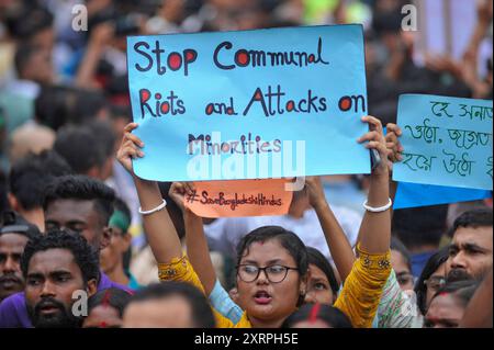 Sylhet, Bangladesch. August 2024. Mitglieder der Hindu-Gemeinde in Bangladesch protestieren gegen die Angriffe auf Häuser, Tempel und Geschäfte in verschiedenen Teilen des Landes, nachdem der ehemalige Premierminister Scheich Hasina zurückgetreten und aus dem Land geflohen war, während gewaltsamer Proteste gegen das Arbeitsplatzquotensystem der Regierung. Die Prozession begann in den Räumlichkeiten der religiösen Organisation ISKCON und endete in den zentralen Räumlichkeiten von Sylhet Shaheed Minar. Stockfoto