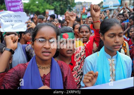 Sylhet, Bangladesch. August 2024. Mitglieder der Hindu-Gemeinde in Bangladesch protestieren gegen die Angriffe auf Häuser, Tempel und Geschäfte in verschiedenen Teilen des Landes, nachdem der ehemalige Premierminister Scheich Hasina zurückgetreten und aus dem Land geflohen war, während gewaltsamer Proteste gegen das Arbeitsplatzquotensystem der Regierung. Die Prozession begann in den Räumlichkeiten der religiösen Organisation ISKCON und endete in den zentralen Räumlichkeiten von Sylhet Shaheed Minar. Stockfoto