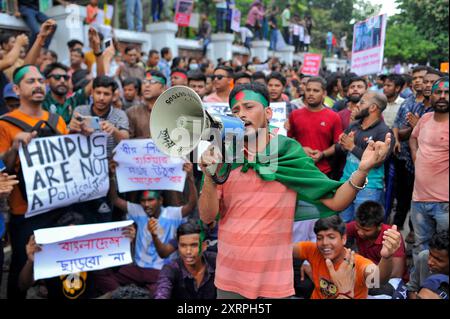 Sylhet, Bangladesch. August 2024. Mitglieder der Hindu-Gemeinde in Bangladesch protestieren gegen die Angriffe auf Häuser, Tempel und Geschäfte in verschiedenen Teilen des Landes, nachdem der ehemalige Premierminister Scheich Hasina zurückgetreten und aus dem Land geflohen war, während gewaltsamer Proteste gegen das Arbeitsplatzquotensystem der Regierung. Die Prozession begann in den Räumlichkeiten der religiösen Organisation ISKCON und endete in den zentralen Räumlichkeiten von Sylhet Shaheed Minar. Stockfoto