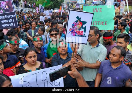 Sylhet, Bangladesch. August 2024. Mitglieder der Hindu-Gemeinde in Bangladesch protestieren gegen die Angriffe auf Häuser, Tempel und Geschäfte in verschiedenen Teilen des Landes, nachdem der ehemalige Premierminister Scheich Hasina zurückgetreten und aus dem Land geflohen war, während gewaltsamer Proteste gegen das Arbeitsplatzquotensystem der Regierung. Die Prozession begann in den Räumlichkeiten der religiösen Organisation ISKCON und endete in den zentralen Räumlichkeiten von Sylhet Shaheed Minar. Stockfoto