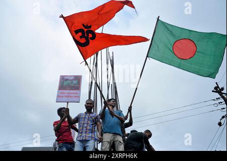 Sylhet, Bangladesch. August 2024. Mitglieder der Hindu-Gemeinde in Bangladesch protestieren gegen die Angriffe auf Häuser, Tempel und Geschäfte in verschiedenen Teilen des Landes, nachdem der ehemalige Premierminister Scheich Hasina zurückgetreten und aus dem Land geflohen war, während gewaltsamer Proteste gegen das Arbeitsplatzquotensystem der Regierung. Die Prozession begann in den Räumlichkeiten der religiösen Organisation ISKCON und endete in den zentralen Räumlichkeiten von Sylhet Shaheed Minar. Stockfoto