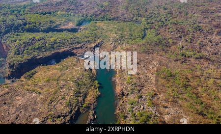 Mitchell River fließt in Richtung Mitchell Falls mit Big Mertens Falls im Hintergrund, Kimberleys, Western Australia, aus der Vogelperspektive Stockfoto