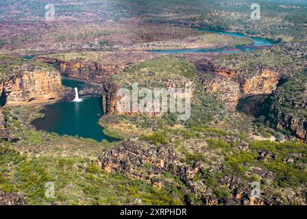 Unterer Pool der Mitchell Falls mit der Biegung des Mitchell River im Hintergrund, Kimberleys, Western Australia, aus der Vogelperspektive Stockfoto