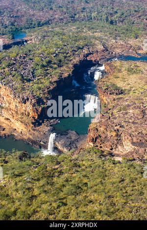 Dreistufige Mitchell Falls, Wasserfall, der durch die Sandsteinfelsen der Kimberleys stürzt, Western Australia, aus der Vogelperspektive Stockfoto