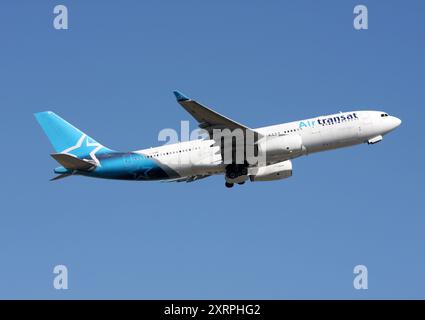 Ein Airbus A330-200 von Air Transat startet am Flughafen London Gatwick Stockfoto