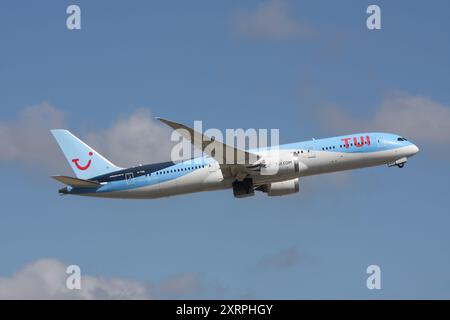 Ein Boeing 787-9 Dreamliner von TUI, der den Flughafen London Gatwick verlässt Stockfoto