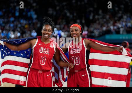 Paris, Frankreich. August 2024. PARIS, FRANKREICH - 11. AUGUST: Chelsea Gray aus den Vereinigten Staaten L) und Jackie Young aus den Vereinigten Staaten R) feiern ihren Sieg um die Goldmedaille und posieren mit der US-Flagge während des Women's Gold Medal Game 52. Frankreich gegen die Vereinigten Staaten von Amerika am sechzehnten Tag der Olympischen Spiele Paris 2024 in der Arena Bercy am 11. August 2024 in Paris, Frankreich. (Daniela Porcelli/SPP) Credit: SPP Sport Press Photo. /Alamy Live News Stockfoto