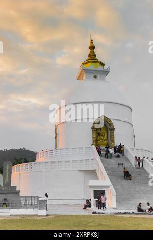 Sonnenuntergang an der Weltfriedenspagode in Pokhara, Nepal Stockfoto