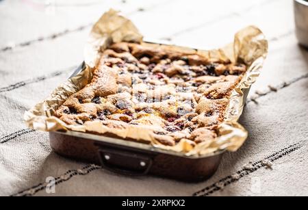 Frischer und heißer brombeerkuchen aus Brombeeren, Mehl und Eiern. Veganer Fruchtschwammkuchen. Stockfoto