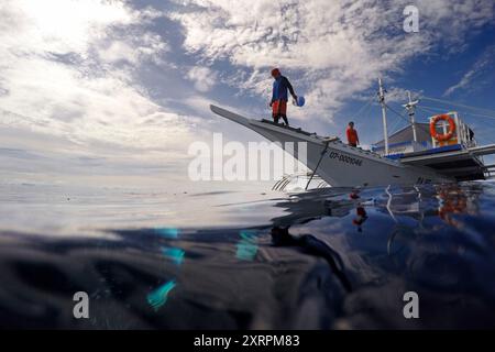 Visayan Sea vor Malapascua Island, Philippinen. Tauchboote bei einem Tauchgang am frühen Morgen Stockfoto