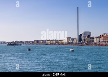 Brighton, UK-11. August, 2024 Menschenmassen am Strand während einer Hitzewelle Stockfoto