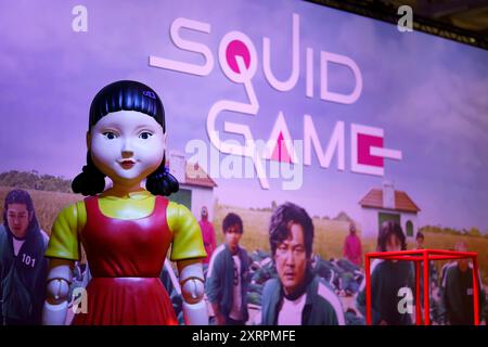 Eine überdimensionale Figur aus Squid Game am Stand der gleichnamigen Serie. Die weltgrößte Computerspielmesse Gamescom 2023 ging am Sonntag in der Koelnmesse zu Ende - mit insgesamt 320,000 Besuchern. Themenbild, Symbolbild Köln, 27.08.2023 NRW Deutschland *** eine überdimensionale Figur von Squid Game am Stand der gleichnamigen Reihe die weltgrößte Computerspielmesse Gamescom 2023 endete am Sonntag auf der Koelnmesse mit insgesamt 320.000 Besuchern Themenbild, Symbolik Köln, 27 08 2023 NRW Deutschland Copyright: xChristophxHardtx Stockfoto