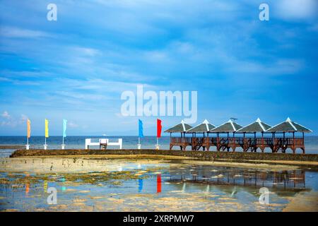 Beach of the Whispering Palms Island Resort in Sipaway Island, San Carlos City, Negros Occidental, Philippinen Stockfoto