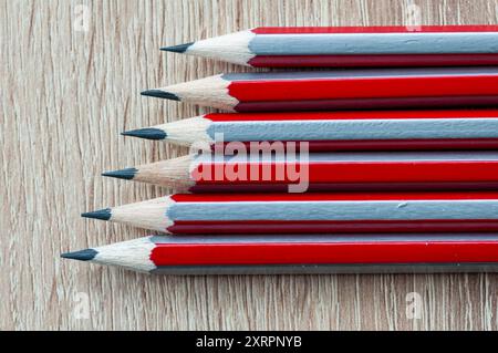 Nahaufnahme von sechseckigen Graphitstiften, die auf dem Tisch sitzen Stockfoto