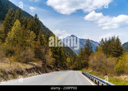 Fahrt im Jiuzhai-Tal-Nationalpark, China. Stockfoto