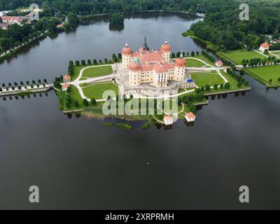 Aus der Vogelperspektive auf Schloss Moritzburg mit Schlossteich bei Dresden in Sachsen Stockfoto