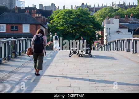 Windsor, Berkshire, Großbritannien. August 2024. Pendler sind heute früh und hell in Windsor, Berkshire, an dem bisher heißesten Tag des Jahres. Quelle: Maureen McLean/Alamy Live News Stockfoto