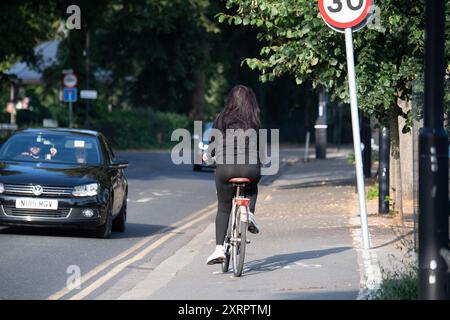 Windsor, Berkshire, Großbritannien. August 2024. Ein Radfahrer, der heute früh am Morgen in Windsor, Berkshire, unterwegs ist, an dem bisher heißesten Tag des Jahres. Quelle: Maureen McLean/Alamy Live News Stockfoto