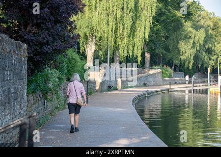 Windsor, Berkshire, Großbritannien. August 2024. Ein Spaziergang am heutigen Morgen hell und früh an der Themse in Windsor, Berkshire, an dem vorhergesagten heißesten Tag des Jahres. Quelle: Maureen McLean/Alamy Live News Stockfoto