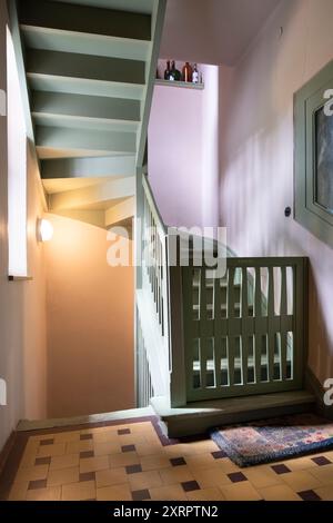 Grün bemalte Treppe im Haus hohe Pappeln, dem ehemaligen Wohnhaus des belgischen Jugendstilarchitekten und Designers Henry van de Velde Stockfoto