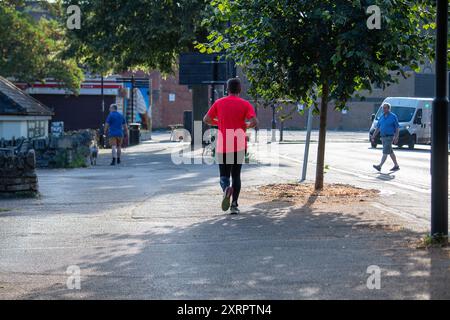 Windsor, Berkshire, Großbritannien. August 2024. Ein Jogger, der heute früh in Windsor, Berkshire, am heißesten Tag des Jahres unterwegs ist. Quelle: Maureen McLean/Alamy Live News Stockfoto