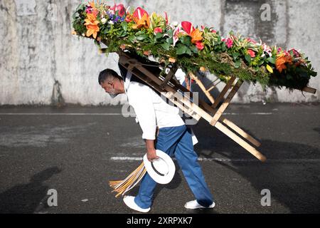 In Medellin, Kolumbien, wird am 7. August 2022 die Blumenmesse gefeiert, die mit der Parade von Silleteros endet. Der Silletero ist ein Gerät, das sich an die Rückseite anpasst, um Lasten oder Personen zu transportieren. Die silletero-Tradition wird von Generation zu Generation vererbt, und nur die Einheimischen der Stadt Santa Elena sind beteiligt (Foto: Camilo Moreno/NurPhoto). Quelle: NurPhoto SRL/Alamy Live News Stockfoto