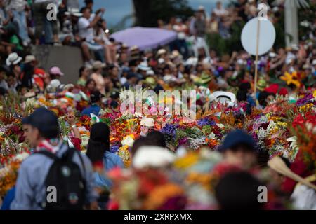 In Medellin, Kolumbien, wird am 7. August 2022 die Blumenmesse gefeiert, die mit der Parade von Silleteros endet. Der Silletero ist ein Gerät, das sich an die Rückseite anpasst, um Lasten oder Personen zu transportieren. Die silletero-Tradition wird von Generation zu Generation vererbt, und nur die Einheimischen der Stadt Santa Elena sind beteiligt (Foto: Camilo Moreno/NurPhoto). Quelle: NurPhoto SRL/Alamy Live News Stockfoto