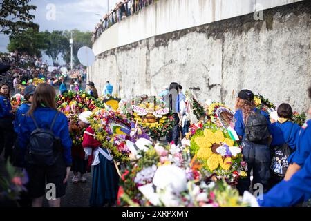 In Medellin, Kolumbien, wird am 7. August 2022 die Blumenmesse gefeiert, die mit der Parade von Silleteros endet. Der Silletero ist ein Gerät, das sich an die Rückseite anpasst, um Lasten oder Personen zu transportieren. Die silletero-Tradition wird von Generation zu Generation vererbt, und nur die Einheimischen der Stadt Santa Elena sind beteiligt (Foto: Camilo Moreno/NurPhoto). Quelle: NurPhoto SRL/Alamy Live News Stockfoto