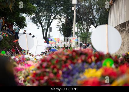 In Medellin, Kolumbien, wird am 7. August 2022 die Blumenmesse gefeiert, die mit der Parade von Silleteros endet. Der Silletero ist ein Gerät, das sich an die Rückseite anpasst, um Lasten oder Personen zu transportieren. Die silletero-Tradition wird von Generation zu Generation vererbt, und nur die Einheimischen der Stadt Santa Elena sind beteiligt (Foto: Camilo Moreno/NurPhoto). Quelle: NurPhoto SRL/Alamy Live News Stockfoto