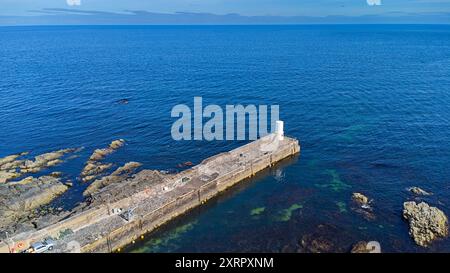 Rosehearty Aberdeenshire Scotland der lange Pier und kleiner weißer Leuchtturm Stockfoto